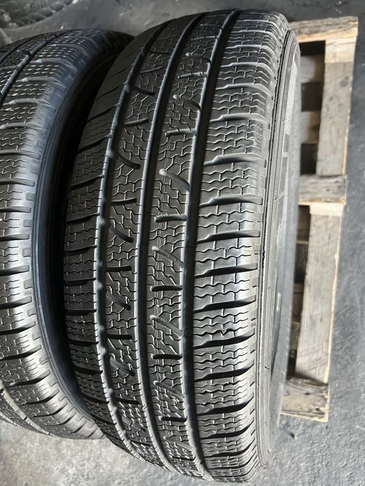 2 anvelope iarna 205/65/16C Pirelli 8 mm!