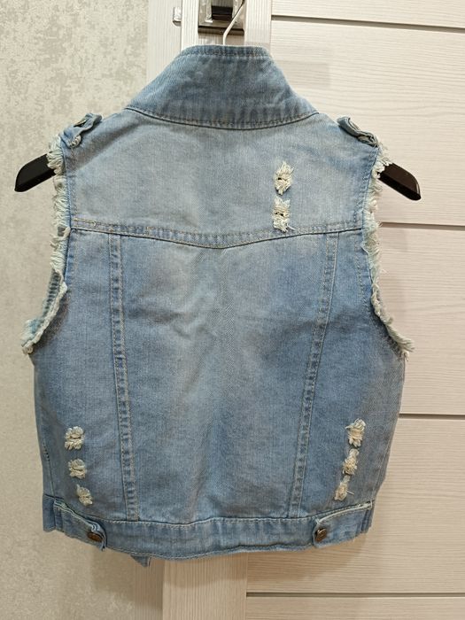 Джинсовая жилетка на девочку