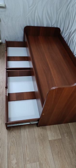 Кровать без матраса