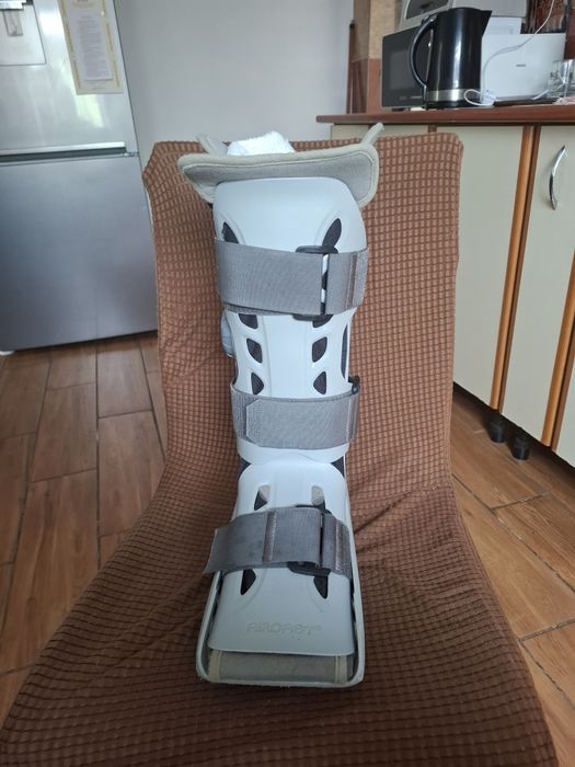 Orteza aircast picior stang folosita 3 luni