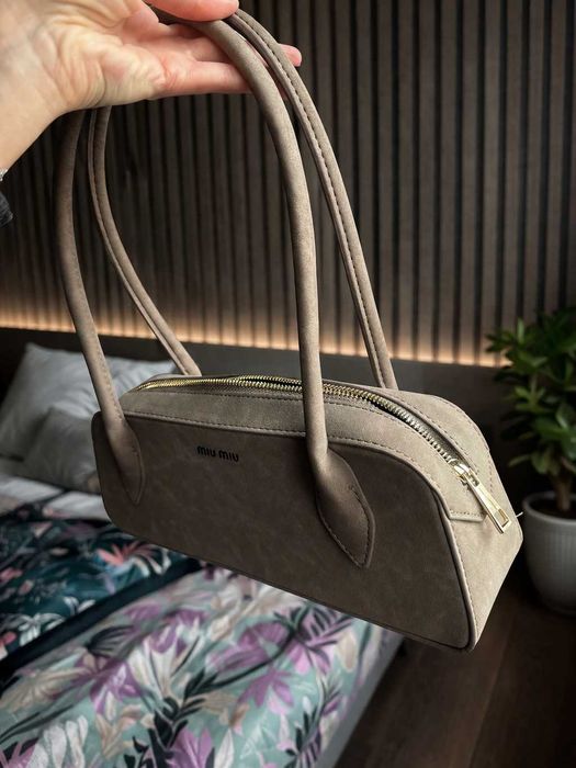 дамска бежова кафява чанта на миумиу миу miu с твърда дръжка нова