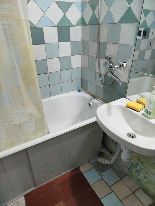 Продам 2 ком квартиру район 17 школы.