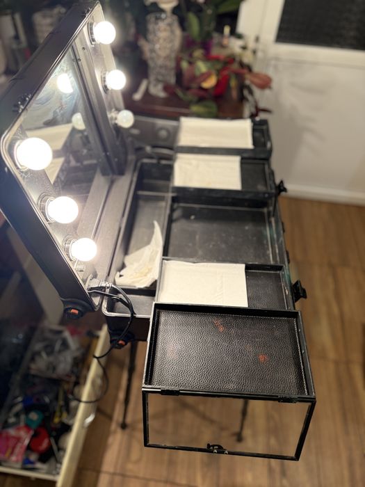 Portfard cosmetic, case valiza cu picioare lumini si spatii mari