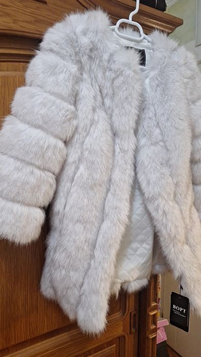 Vind geaca pufoasa imitatie blana