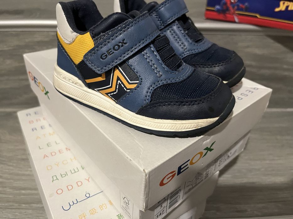 Маратонки и сандали Geox за бебе