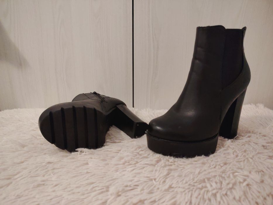 Botine negre cu toc gros și platforma