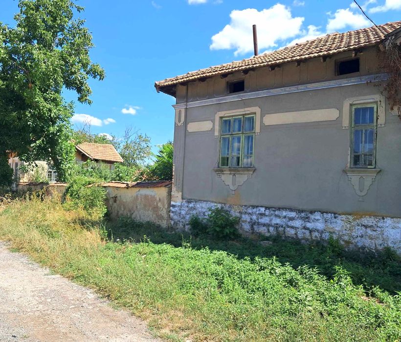 Двуетажна тухлена къща в село Лозен, общ. Стражица