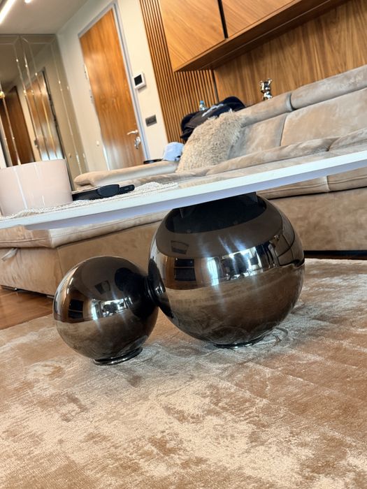 Уникална холна маса с бял мрамор и 3 метални топки за основа!