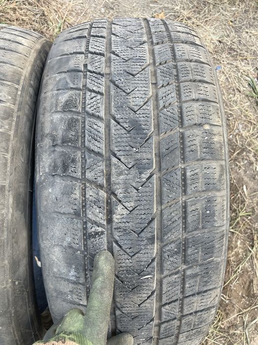 Две шины зимние 245/40/19 245/40R19