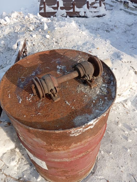 Вал с подшипниками и шкивом