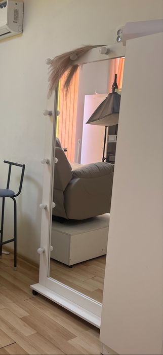 Продаю зеркало с дампочками