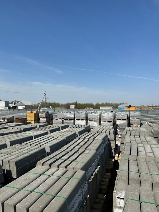 Дорожный бордюр.