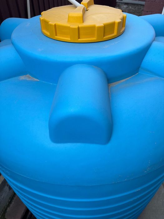 Продам пластиковую бочку 2000 литр