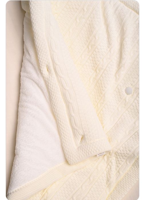 Бяло портбебе което става на одеало