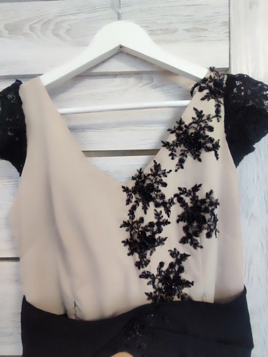 Vând rochii de ocazie aproape noi