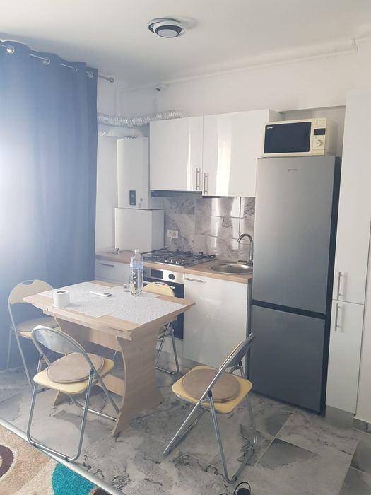Închiriez apartament cu 3 camere