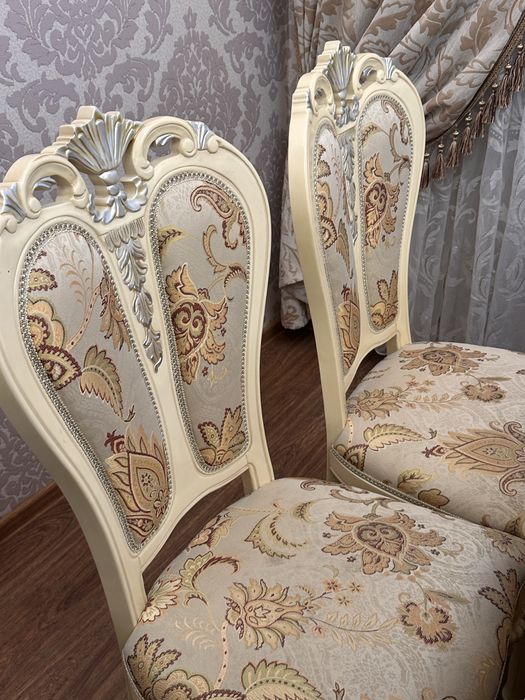 Стол и 10 стульев