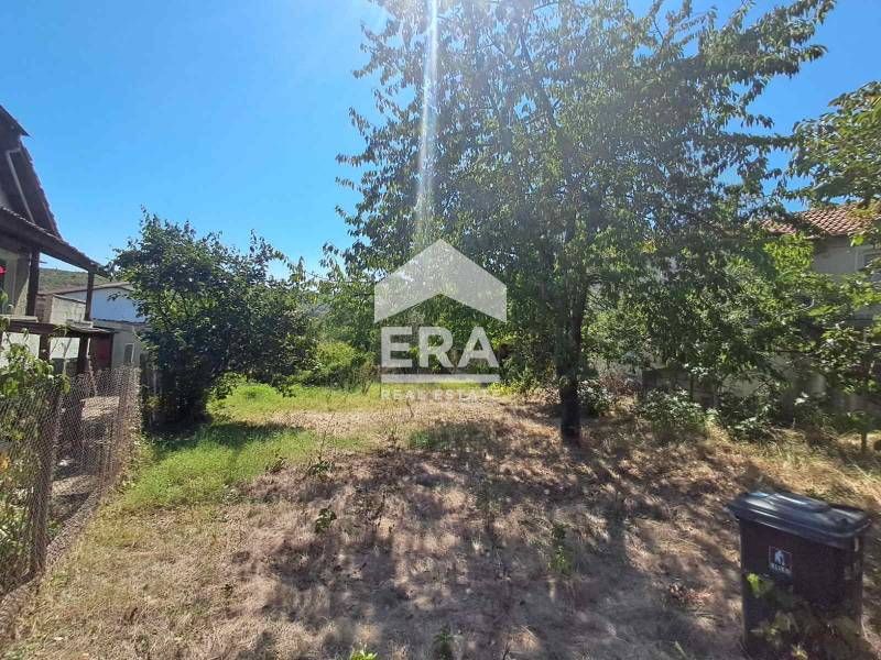 Двуетажна ексклузивна къща за продажба, с гараж и голям двор, на главн