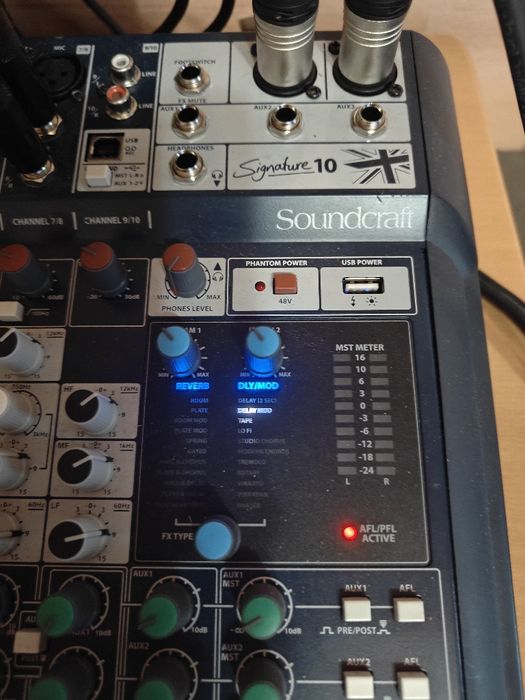 Mixer soundcraft signature 10