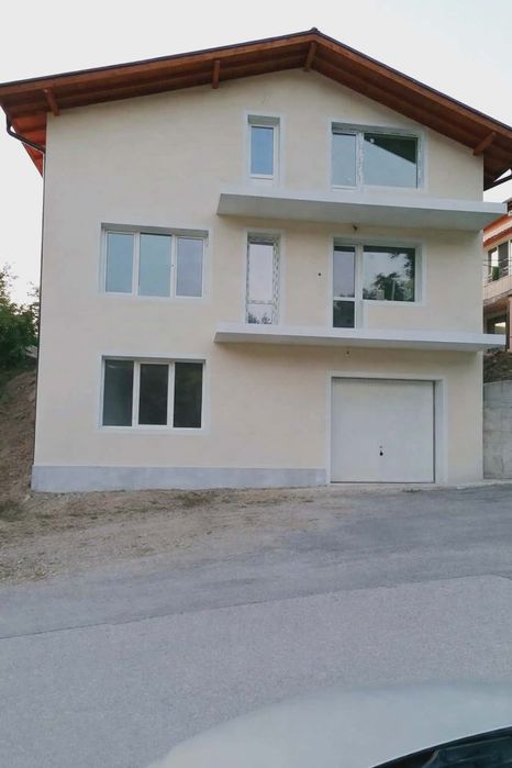 Продавам къща в село Искрец