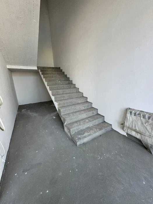 отдельностоящее здание 1350м2. вдоль дороги