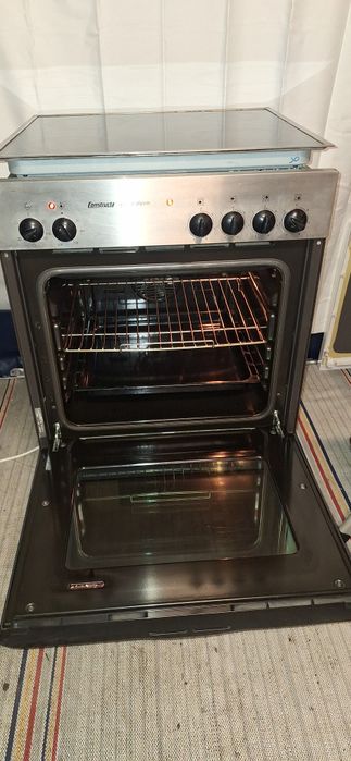 Фурна за вграждане с керамични котлони