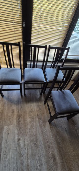 Трапеза маса със столове