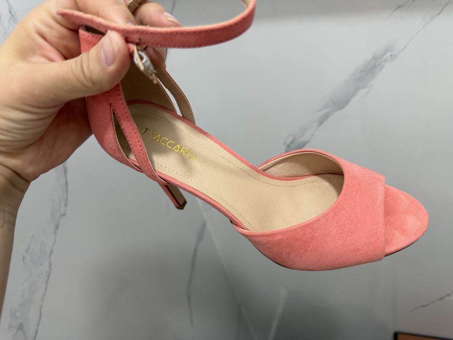Новые босоножки продам