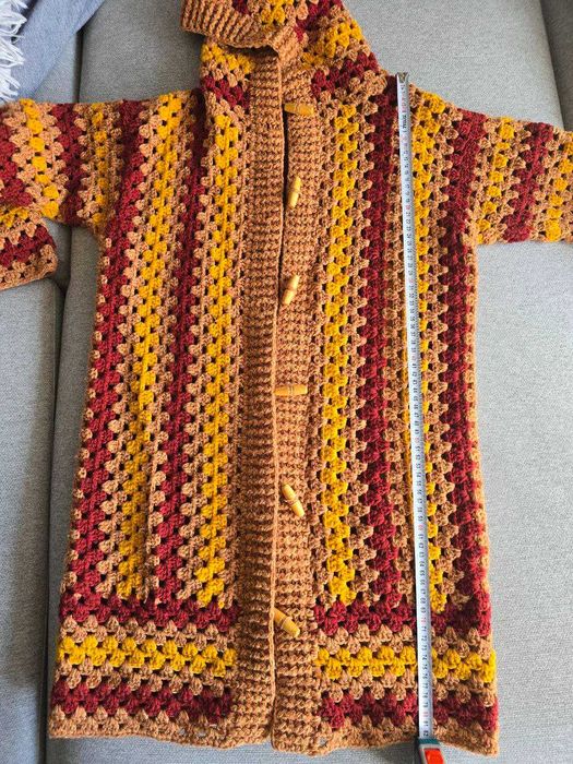 Ръчно плетено палто с качулка