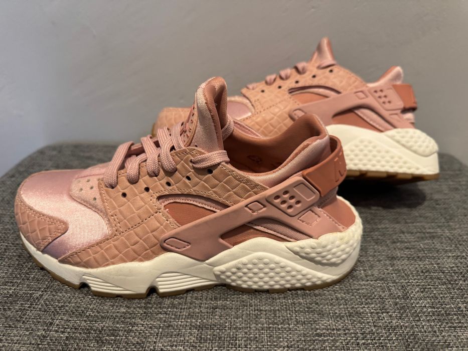 NIKE Wmns Air Huarache Run Premium.