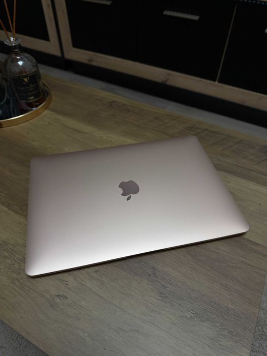 MacBook Air 13” 2020  Gold Apple M1 / 256GB SSD (365 cicluri încărcare)