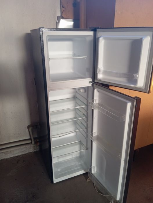 Холодильник  2 шт есть