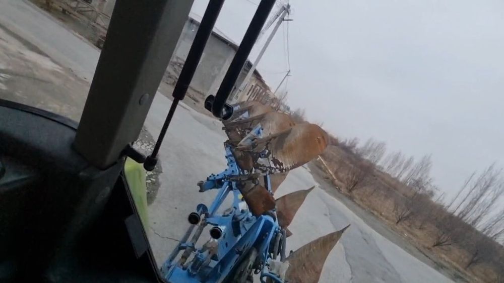 "Orion" traktor sotiladi. Aylanadigan Pligi, dlinniy bazasibilan birga