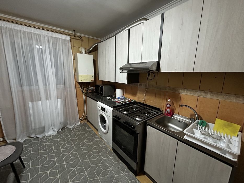 Ofer spre inchiriere apartament cu doua camere.