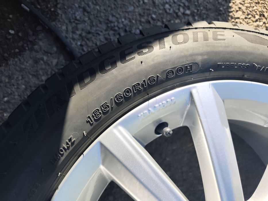 185/60/16" 4бр Bridgestone blizzak lm001,dot1024, 6-7mm
