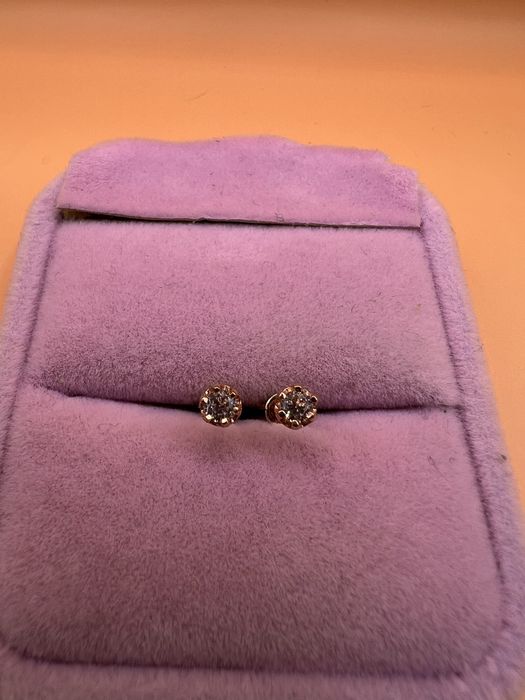 Продам золотые серьги - гвоздики.
