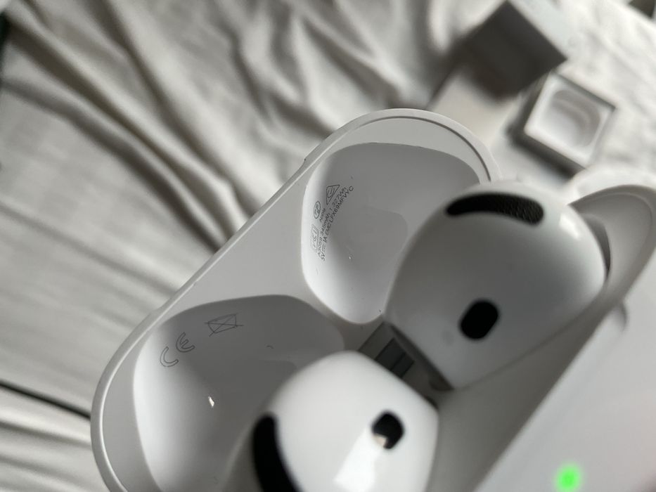 Airpods 4 with active noise cancellation