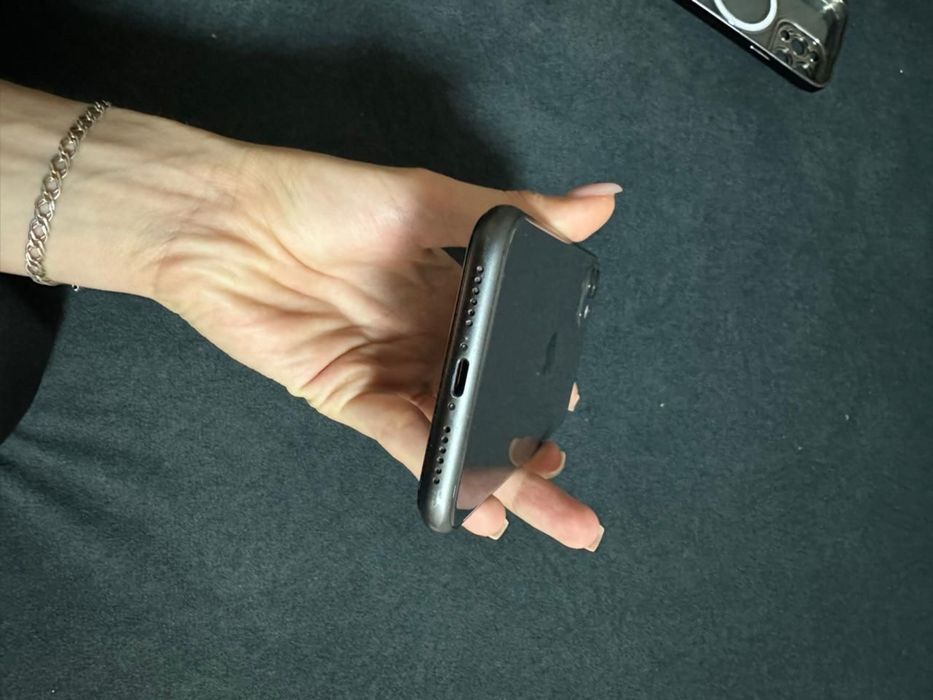 Продам айфон 11 черный цвет