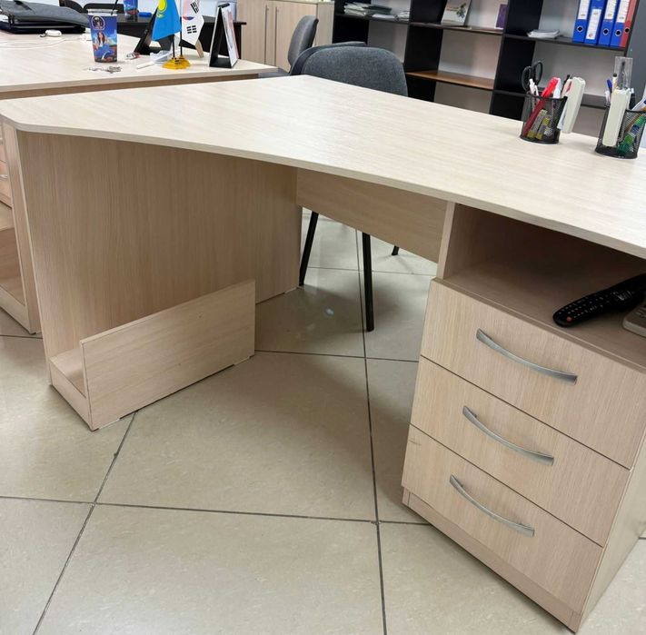 Офисная мебель стол, шкаф, телевизор