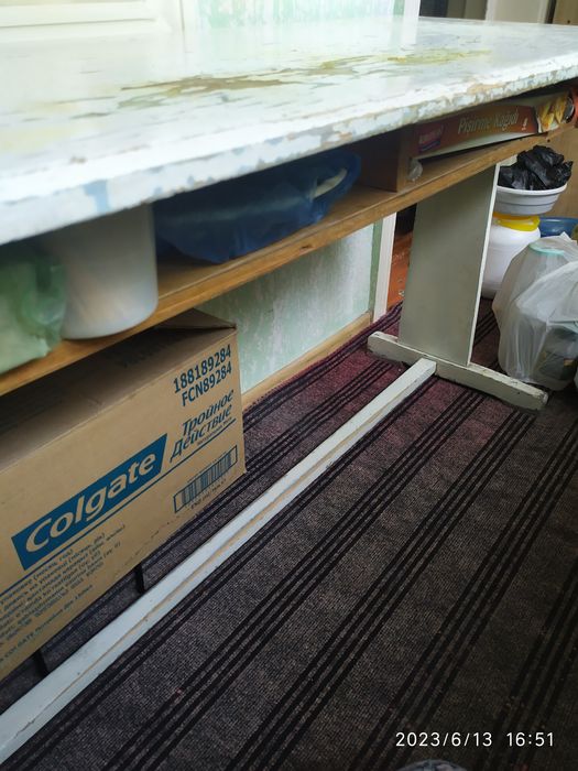 Школьная деревянная парта времен СССР