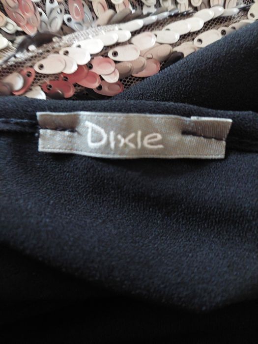 Рокля с гол гръб