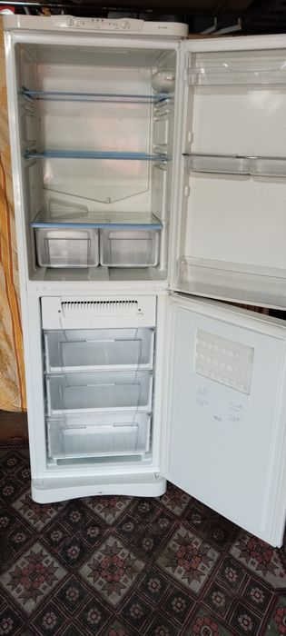 Холодильник "INDESIT"