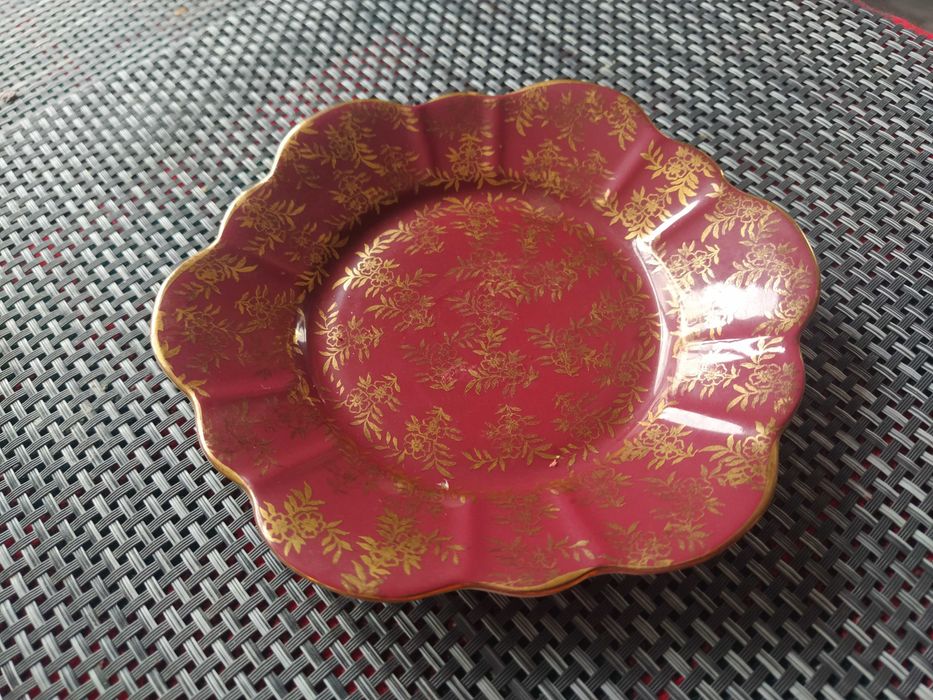 "Royal Stuart" две декоративни чинии със златна "шинуазри" декорация.