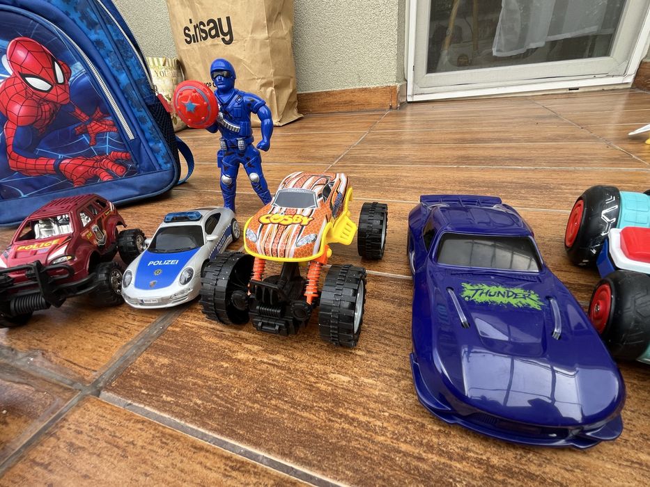 Vand jucarii , masinute si ghiozdan