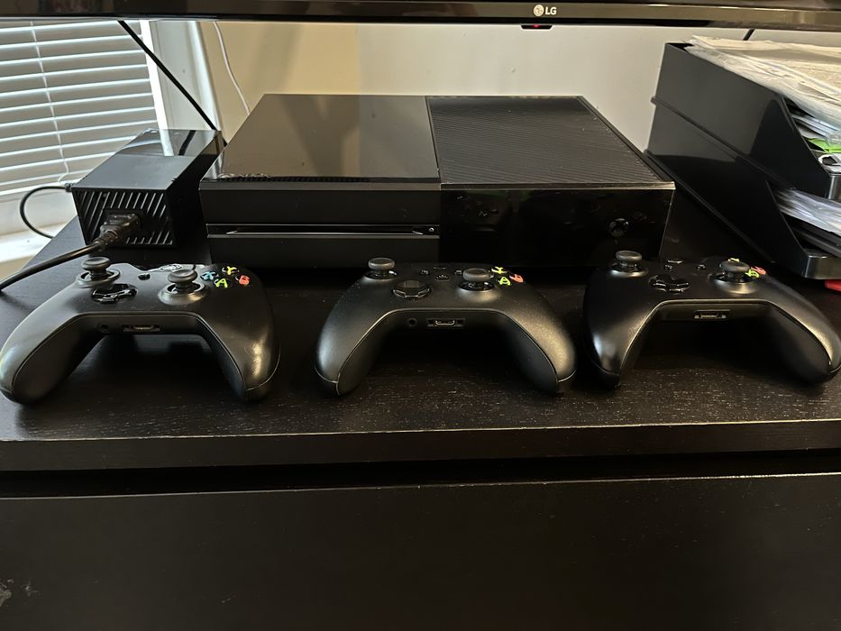 Xbox 1 с три джойстика в отлично състояние