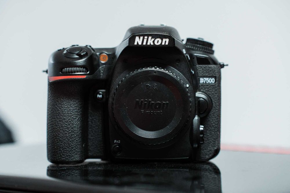 Nikon D7500 + 3 baterii + dummy battery