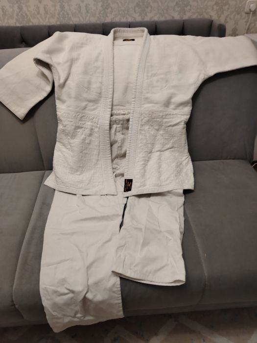 Спортивное кимоно для дзю-до.