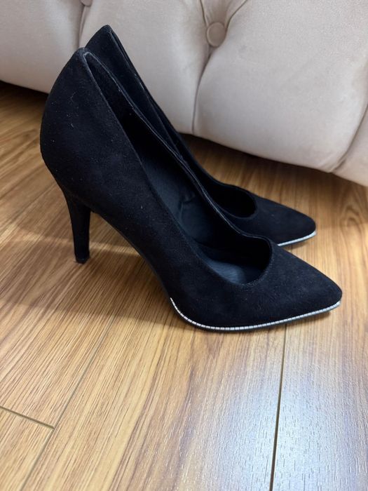 Pantofi negri superbi