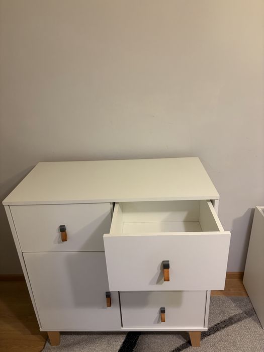 Comodă, albă, muchii ABS, cu mânere de piele naturală