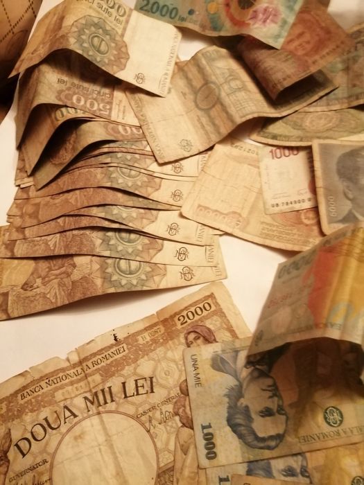 Vând bancnote românești si straine ca numar sunt 70